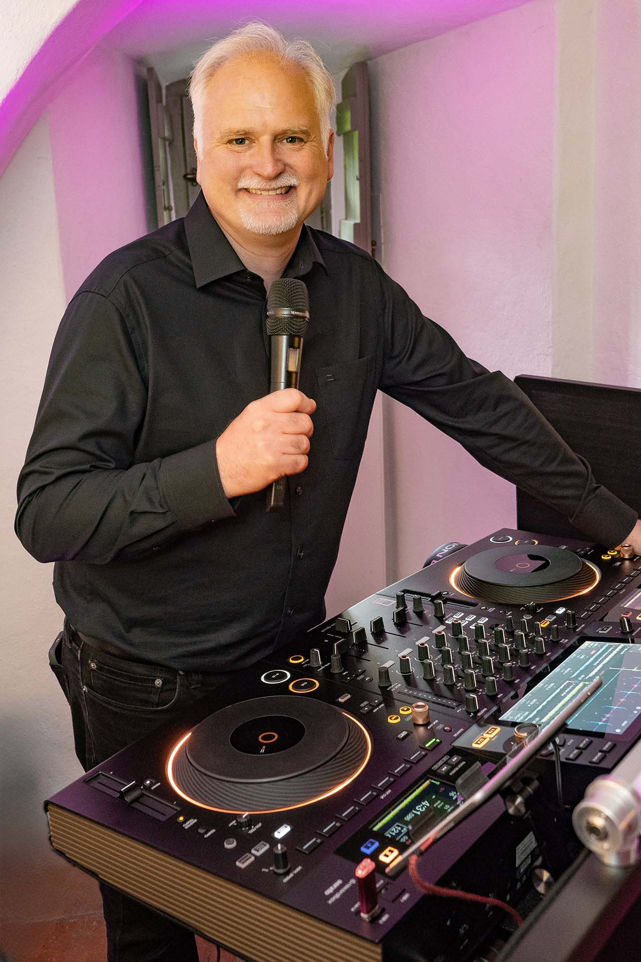 Stephan Buchhorn – DJ, Moderation & Technik mit Herz Stephan Buchhorn - DJ, Moderation & Technik mit Herz